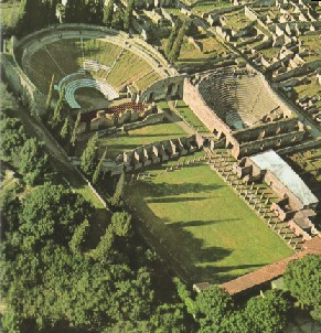 Pompéi : l'Amphithéâtre, l'Odéon et la grande Palestre (vue aérienne)